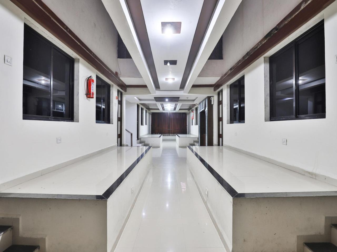 Hotel Ambica Daman Buitenkant foto